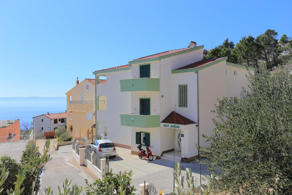 Apartments with parking space Makarska - 18213