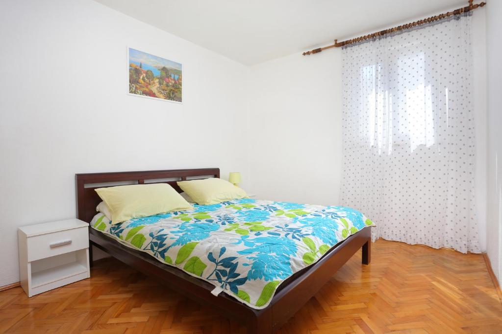 Postel nebo postele na pokoji v ubytování Apartments by the sea Arbanija, Ciovo - 18224