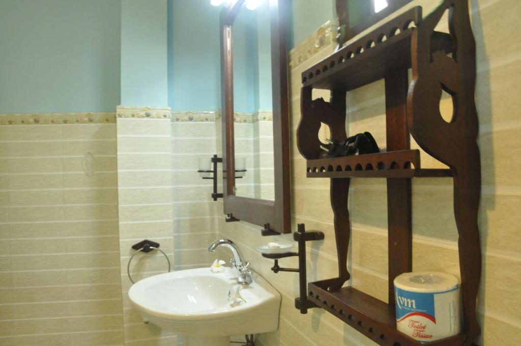 a bathroom with a sink and a mirror at La Veranda Di Serena in Unawatuna