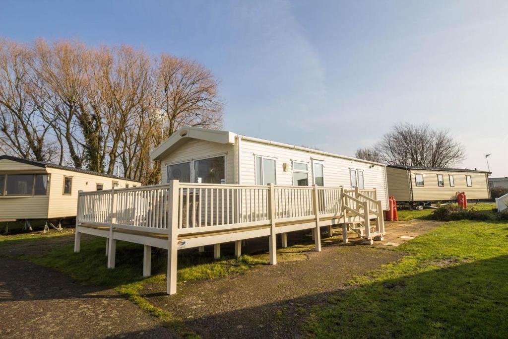 Caravan With Decking At Coopers Beach Holiday Park Ref 49012cw, East
