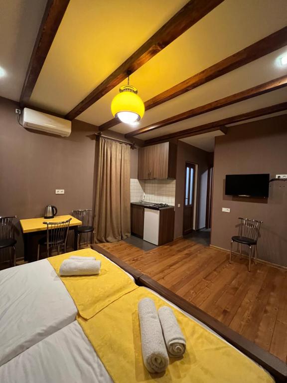 טלויזיה ו/או מרכז בידור ב-Borjomi Yellow Hotel
