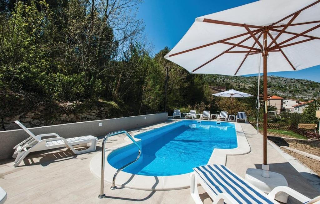 Fotografia z galérie ubytovania Family friendly house with a swimming pool Srinjine, Split - 18256 v destinácii Srinjine