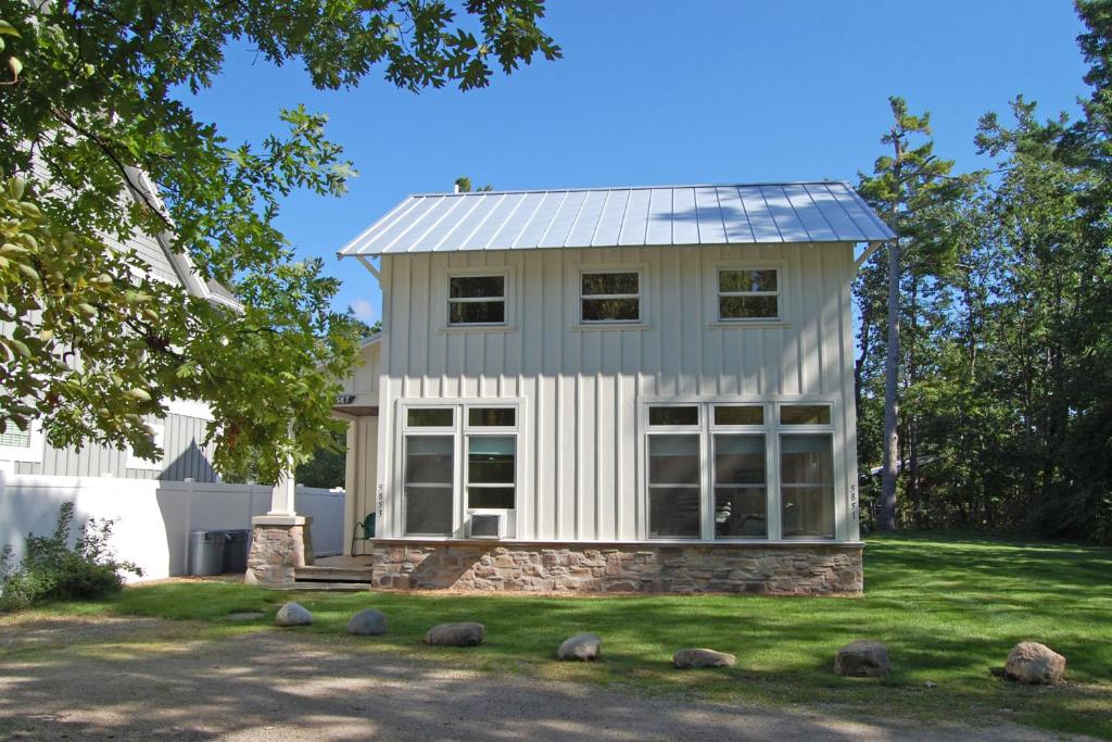 una casa con paneles solares en el techo en Secluded Sunset en Glen Arbor