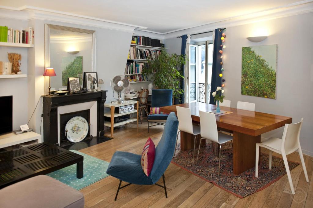 un salon avec une table et une salle à manger dans l'établissement Chic Saint Germain Apartment, à Paris