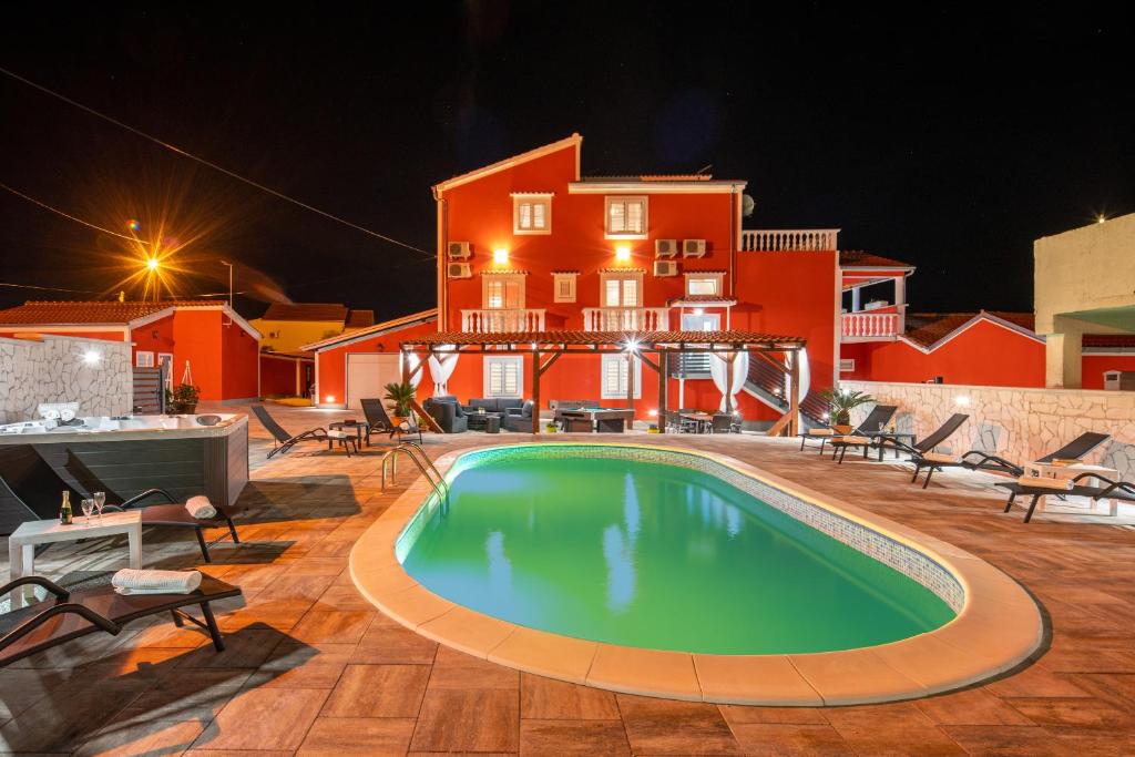 Bazén v ubytování Luxury villa with a swimming pool Turanj, Biograd - 18274 nebo v jeho okolí