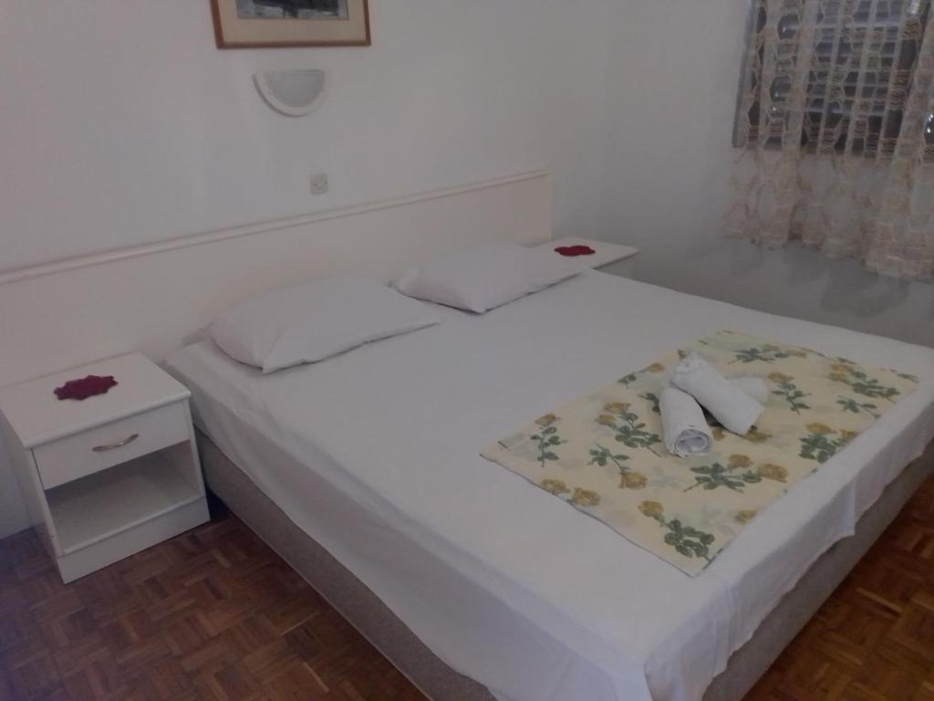 Postel nebo postele na pokoji v ubytování Apartments by the sea Ivan Dolac, Hvar - 18269