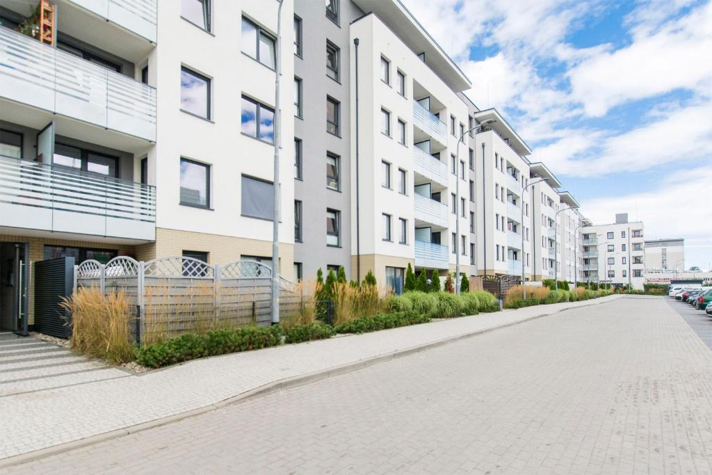 pusta ulica przed budynkiem w obiekcie Carmel Rentyear Apartments w Gdańsku