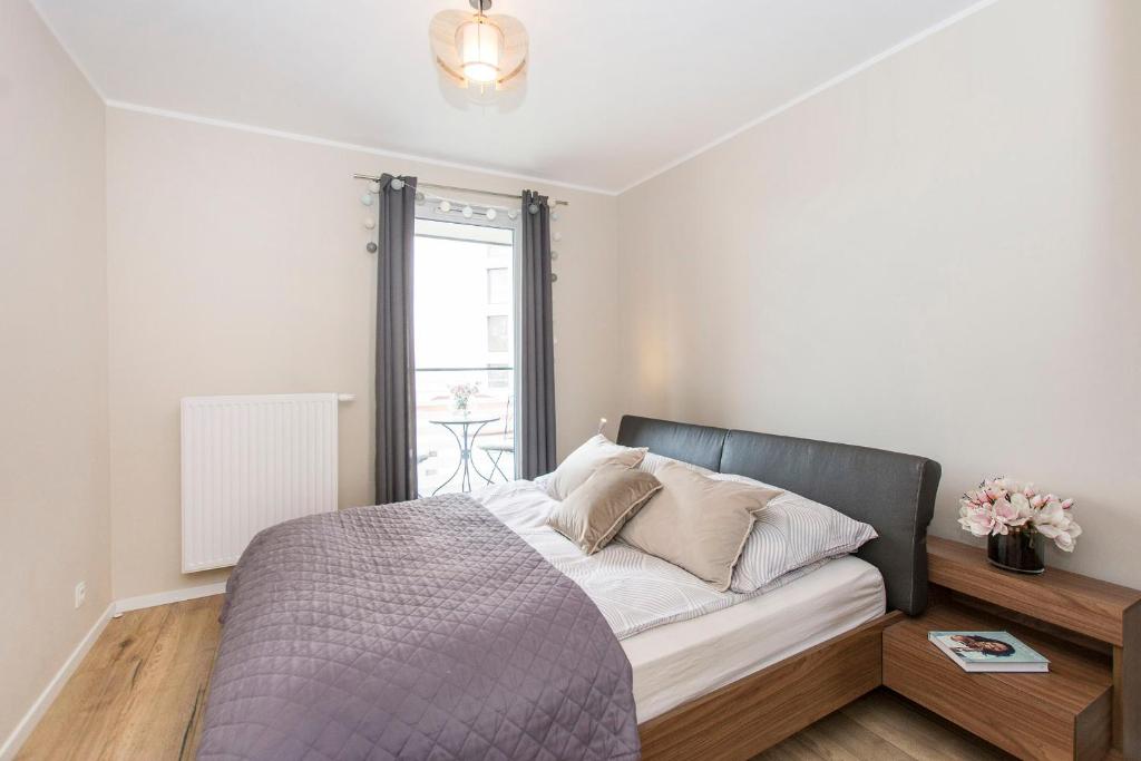 Łóżko lub łóżka w pokoju w obiekcie Carmel Rentyear Apartments