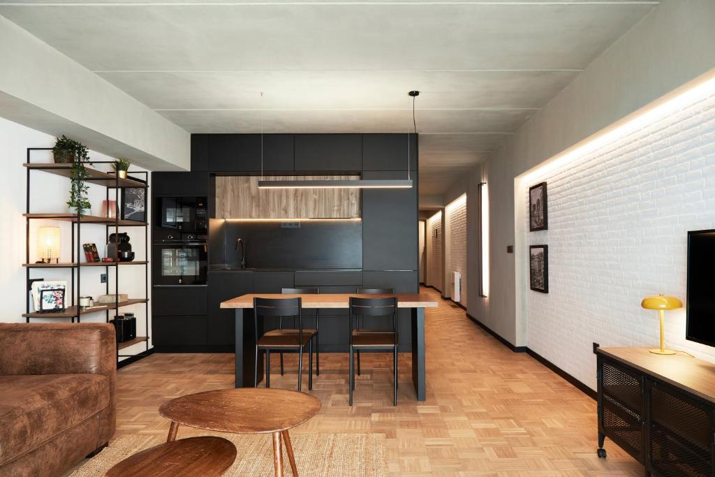 cocina y sala de estar con mesa y sillas en Apartamento en pleno centro y a 200m de la playa, en A Coruña