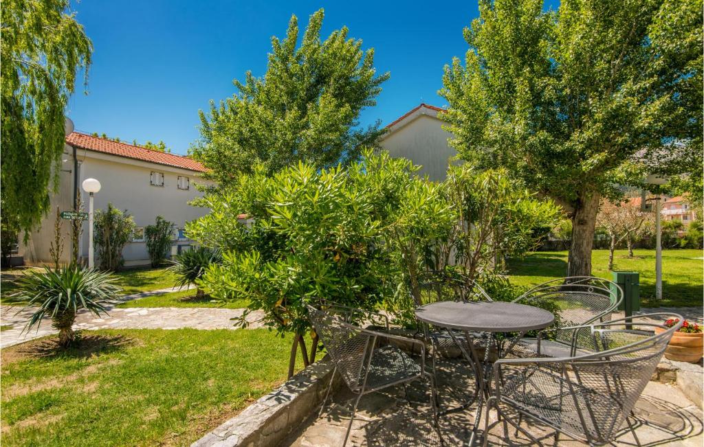 Vonkajšia záhrada v ubytovaní 1 Bedroom Awesome Apartment In Baska
