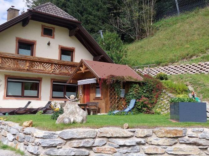 una casa con una estatua de un oso en el patio en Cosy holiday home in a charming area, en Muhr