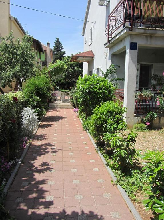 Vonkajšia záhrada v ubytovaní Apartments with a parking space Pakostane, Biograd - 18373