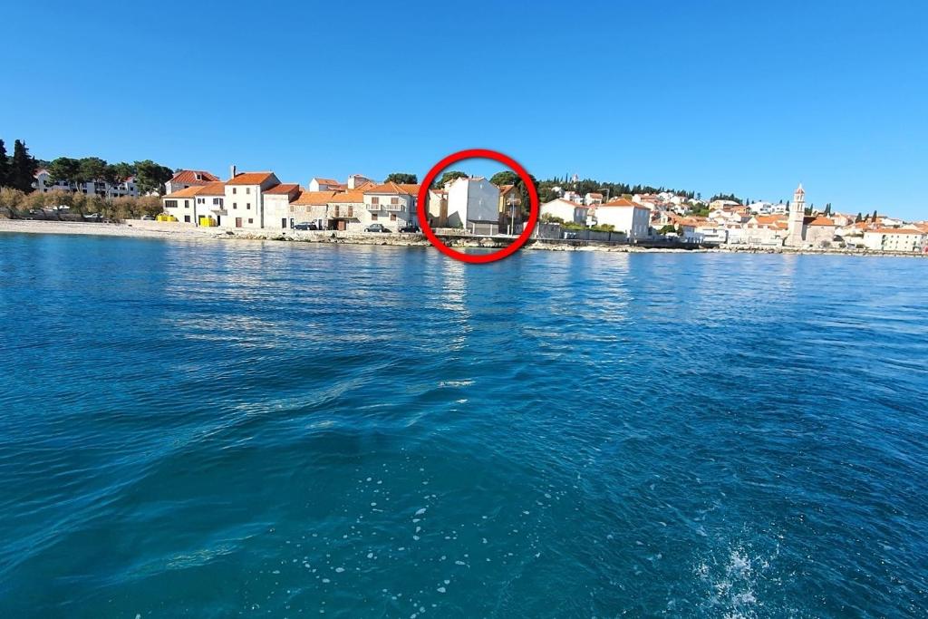 Fotografia z galérie ubytovania Apartments by the sea Sutivan, Brac - 18299 v Sutivane