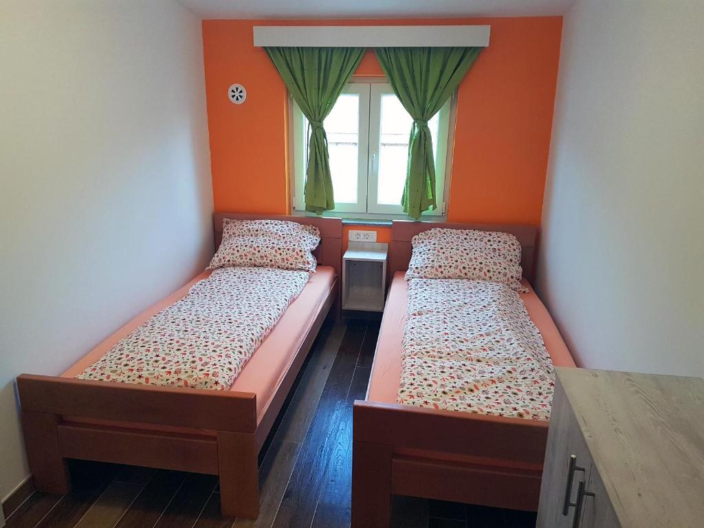 Fotografie z fotogalerie ubytování Apartments with a parking space Gornji Karin, Novigrad - 18387 v destinaci Visić Radeka