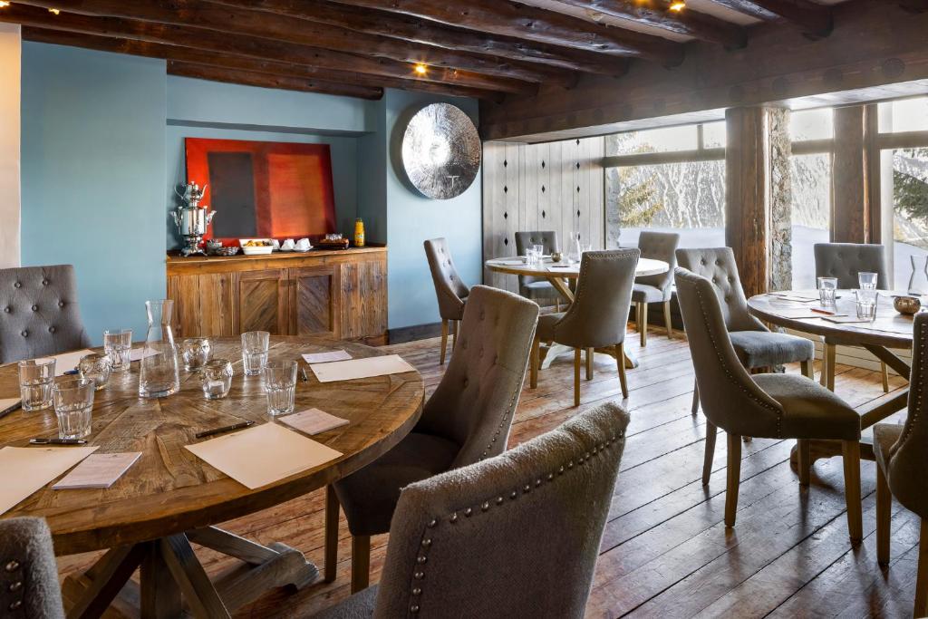Restaurace v ubytování Hôtel Courcheneige