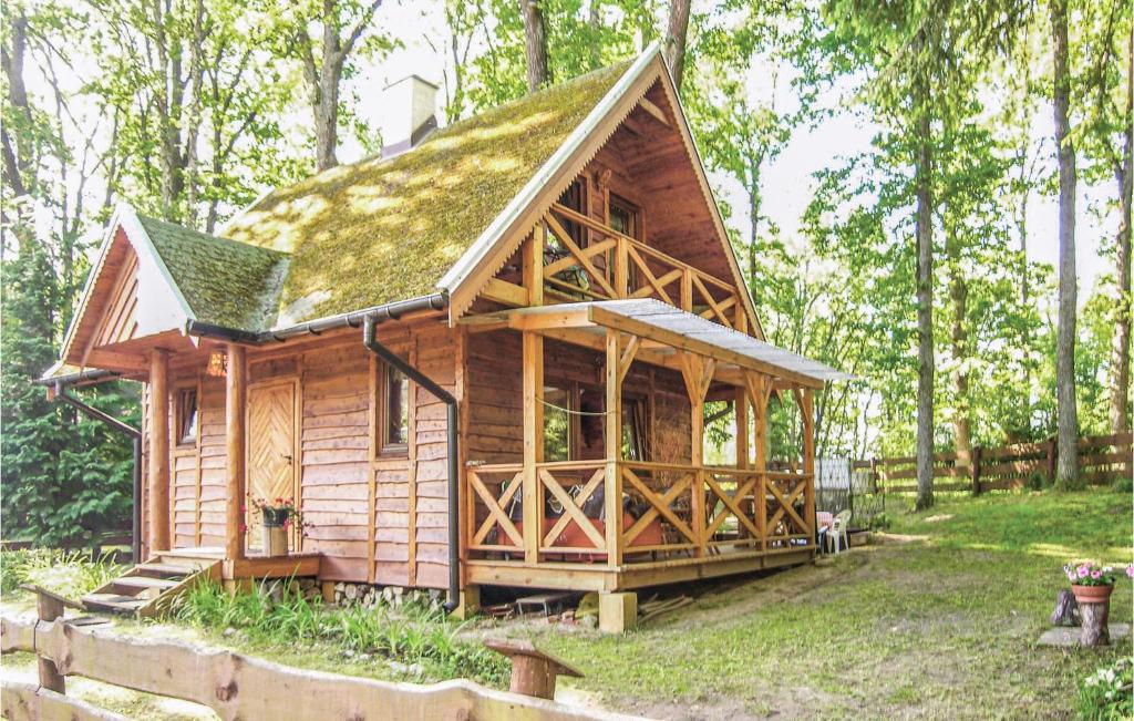 Olsztyn - SiłaにあるNice Home In Gietrzwald With 2 Bedroomsの草屋根の小さな丸太キャビン