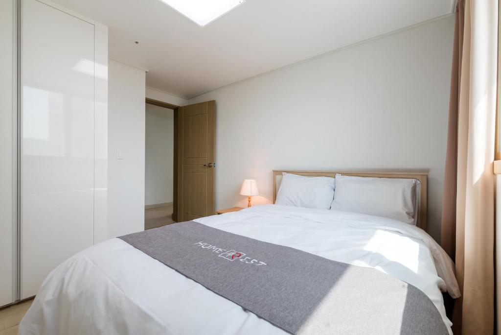 Postel nebo postele na pokoji v ubytování JS Residence Hotel Okpo
