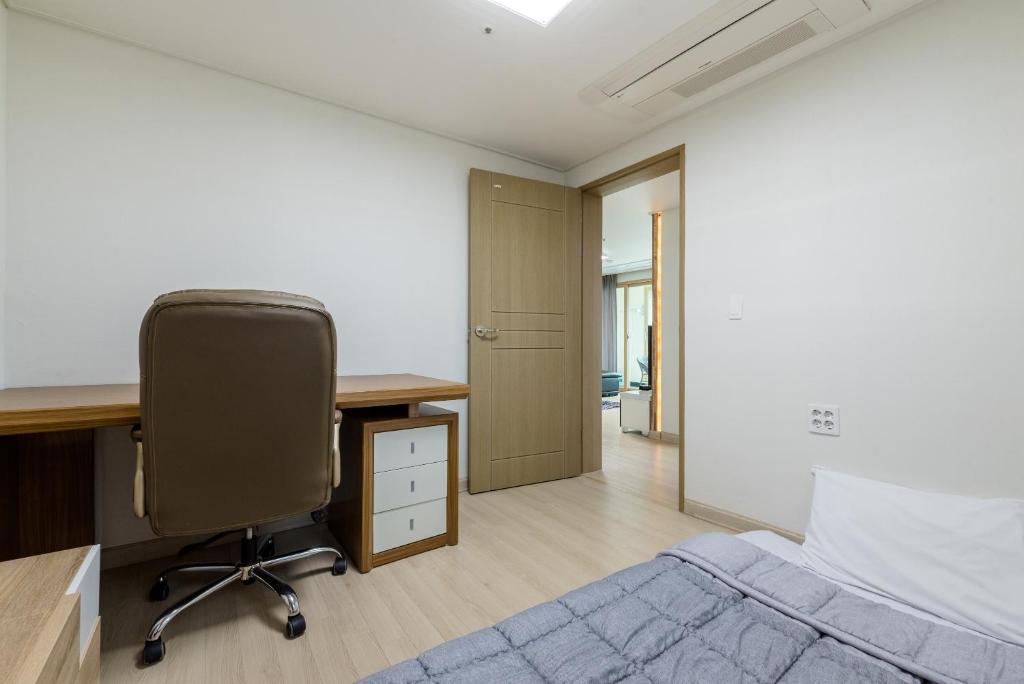 Postel nebo postele na pokoji v ubytování JS Residence Hotel Okpo