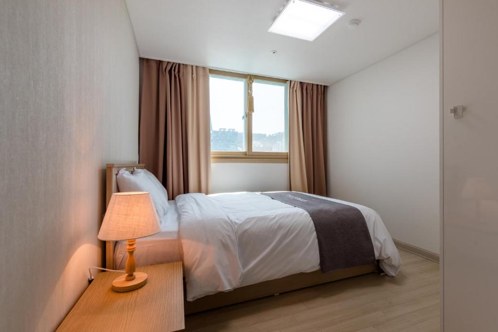 Postel nebo postele na pokoji v ubytování JS Residence Hotel Okpo