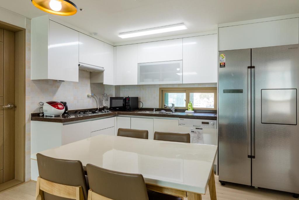Kuchyň nebo kuchyňský kout v ubytování JS Residence Hotel Okpo