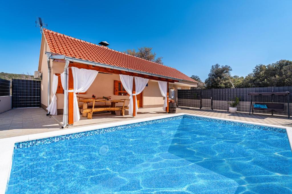 Bazén v ubytování Family friendly house with a swimming pool Sukosan, Zadar - 17965 nebo v jeho okolí