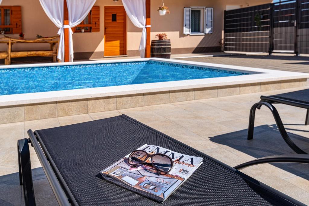 Bazén v ubytování Family friendly house with a swimming pool Sukosan, Zadar - 17965 nebo v jeho okolí