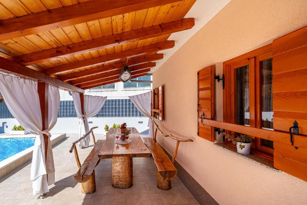 Bazén v ubytování Family friendly house with a swimming pool Sukosan, Zadar - 17965 nebo v jeho okolí