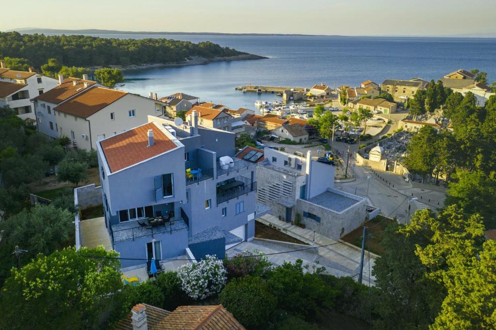 una vista aerea di una città vicino all'acqua di Apartments by the sea Mali Losinj, Losinj - 18406 a Mali Lošinj (Lussinpiccolo)