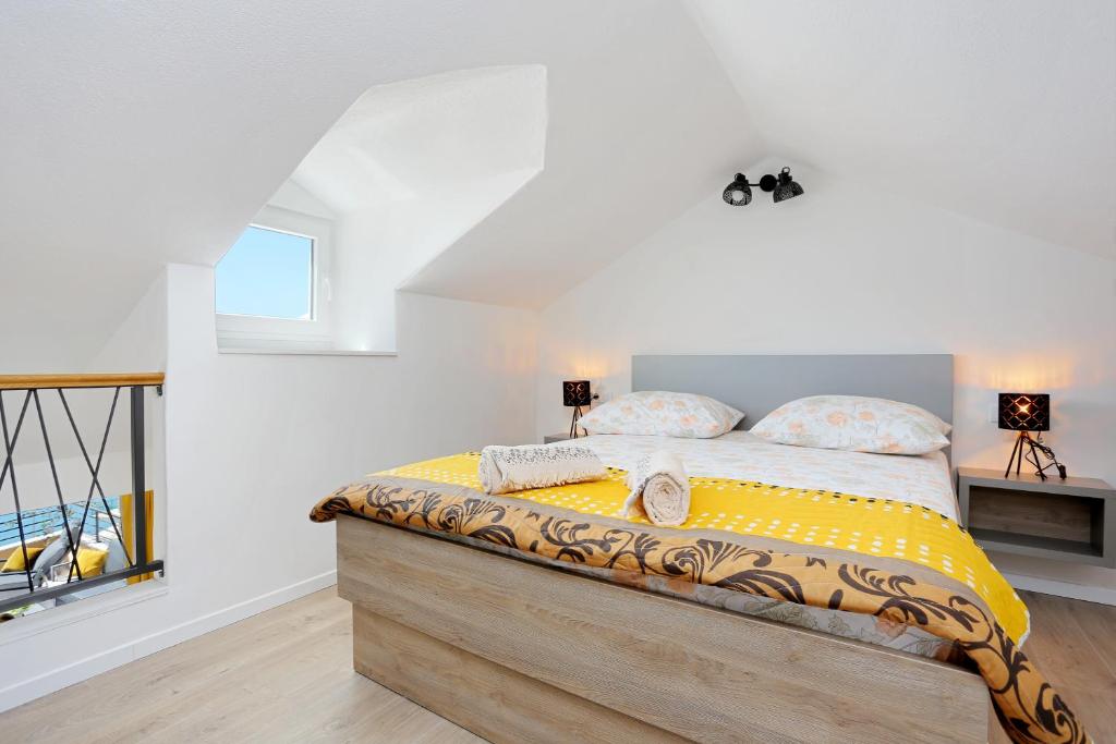 Postel nebo postele na pokoji v ubytování Apartments by the sea Igrane, Makarska - 18405