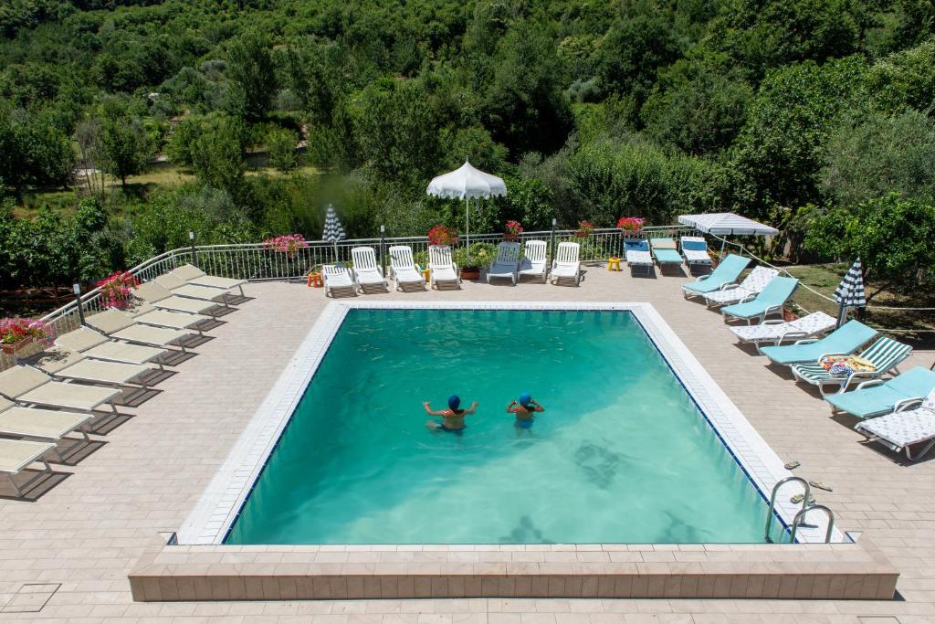 2 personas en la piscina de un complejo en Villa Cerasiello, en Bracigliano