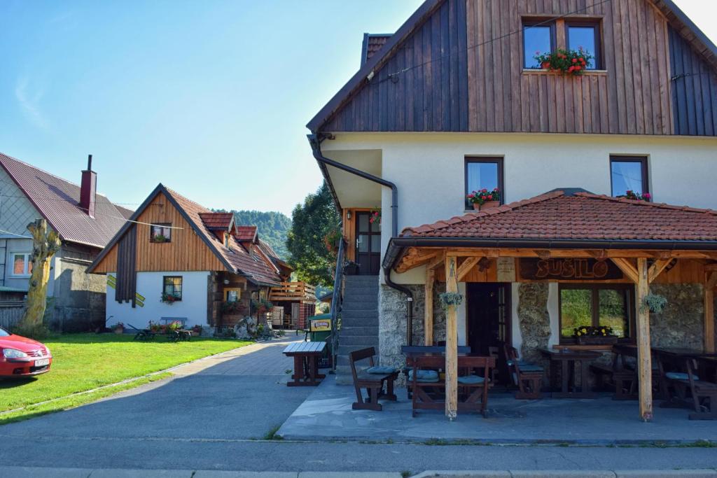 Budova, v ktorej sa dovolenkový dom nachádza