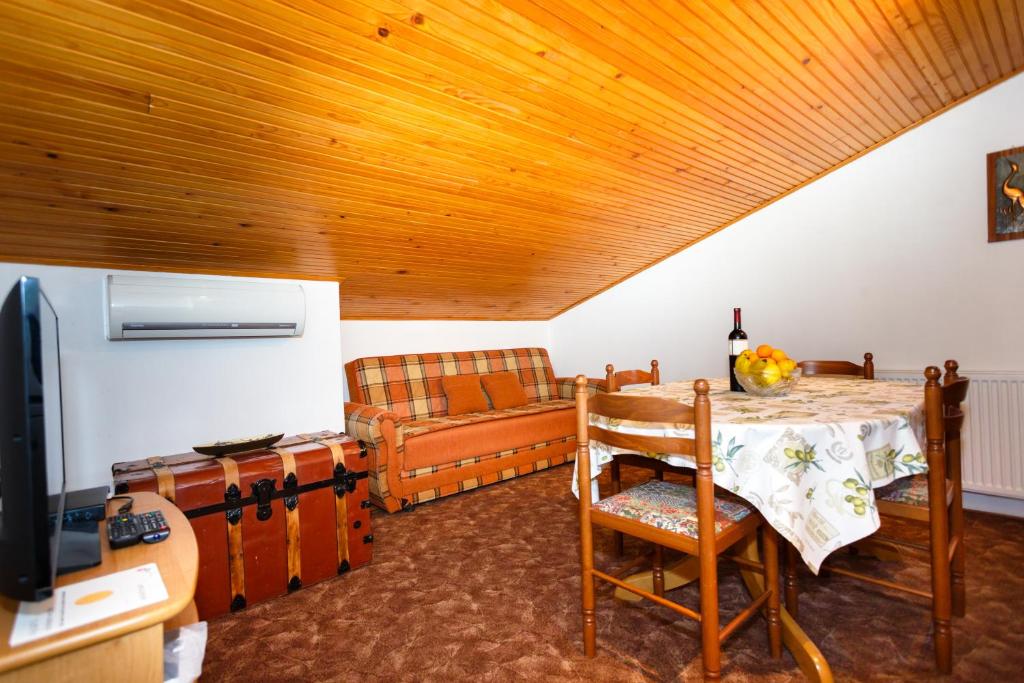 Fotografia z galérie ubytovania Apartments with a parking space Krk - 18446 v destinácii Krk