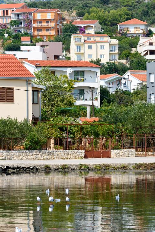 Fotografia z galérie ubytovania Apartments by the sea Seget Vranjica, Trogir - 18229 v Seget Vranjici