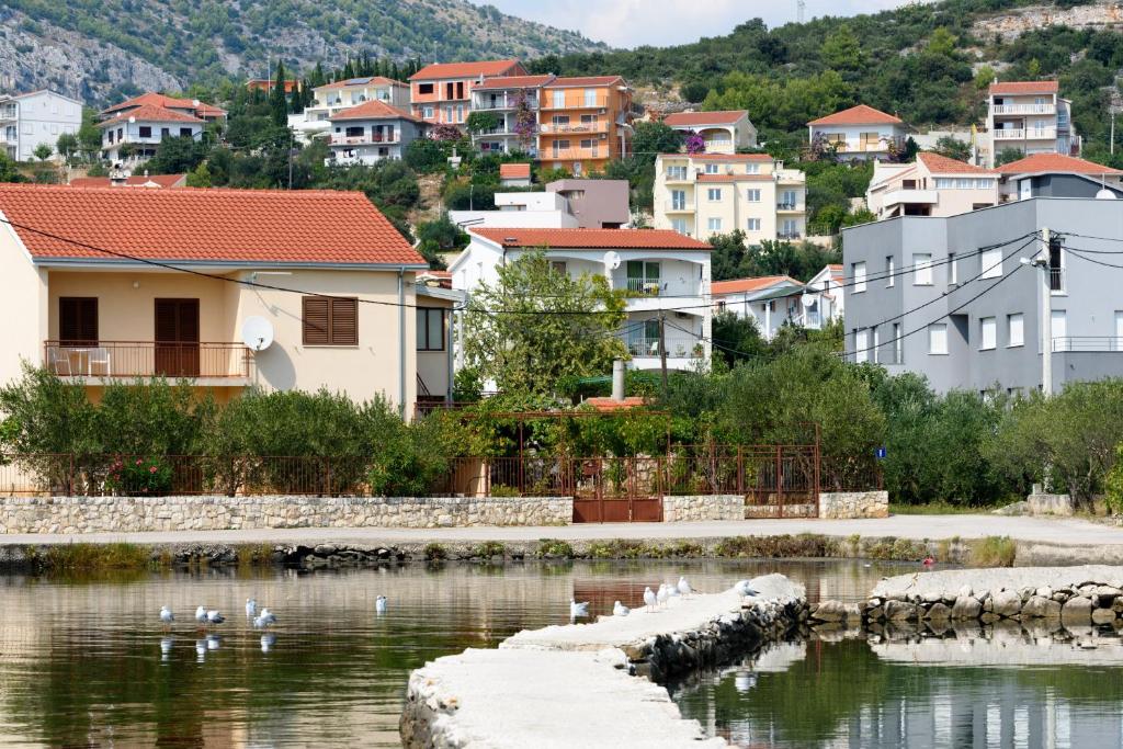 Fotografia z galérie ubytovania Apartments by the sea Seget Vranjica, Trogir - 18229 v Seget Vranjici