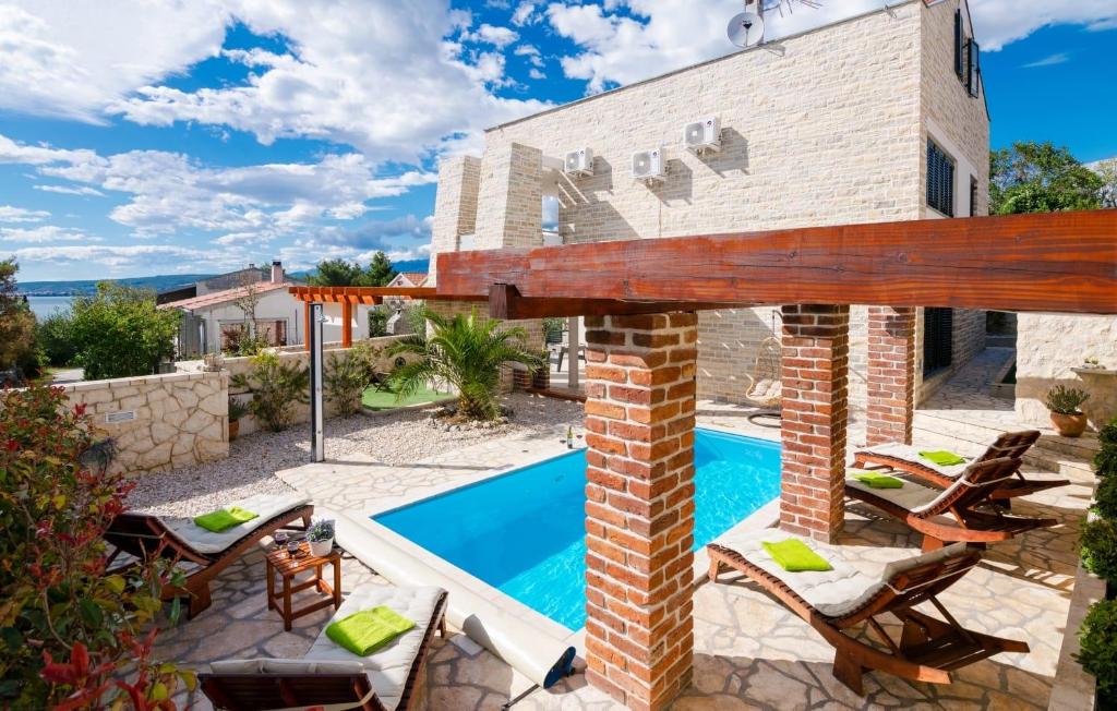 Bazén v ubytovaní Luxury villa with a swimming pool Novigrad - 18339 alebo v jeho blízkosti