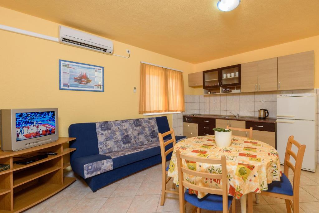 Fotografia z galérie ubytovania Apartments by the sea Seget Vranjica, Trogir - 18229 v Seget Vranjici