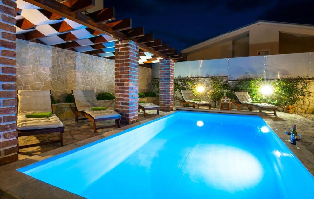Bazén v ubytovaní Luxury villa with a swimming pool Novigrad - 18339 alebo v jeho blízkosti