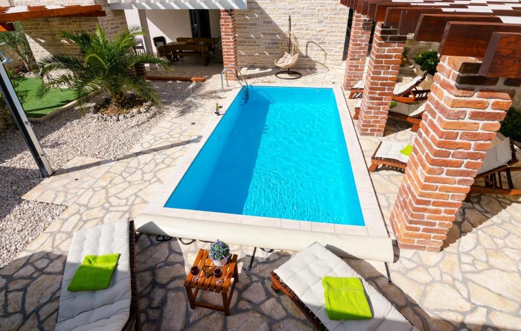 Bazén v ubytovaní Luxury villa with a swimming pool Novigrad - 18339 alebo v jeho blízkosti