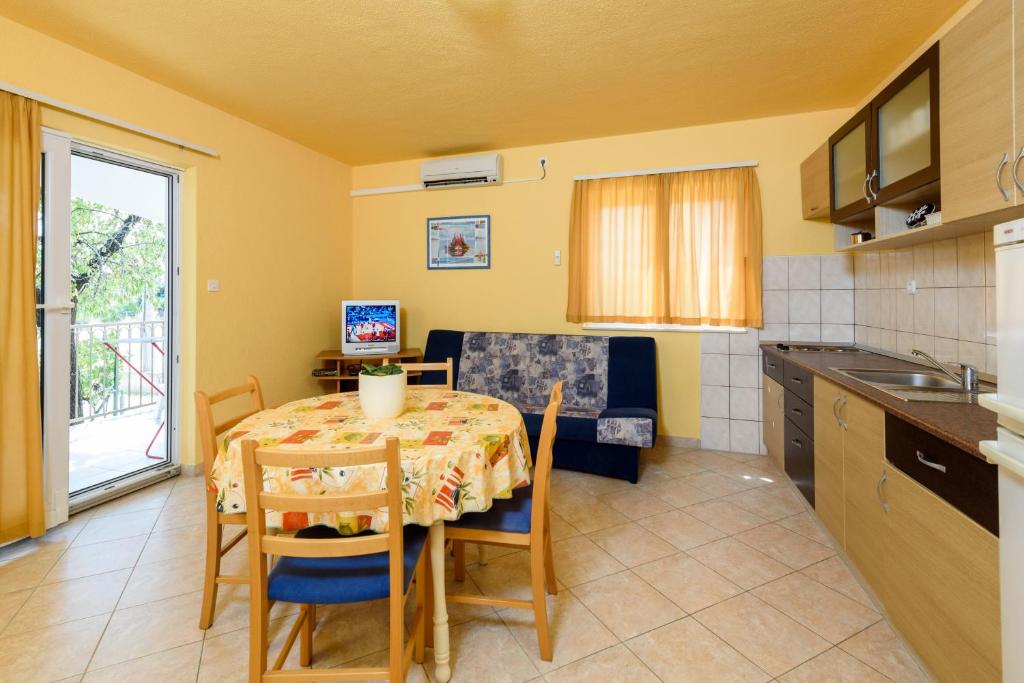 Fotografia z galérie ubytovania Apartments by the sea Seget Vranjica, Trogir - 18229 v Seget Vranjici