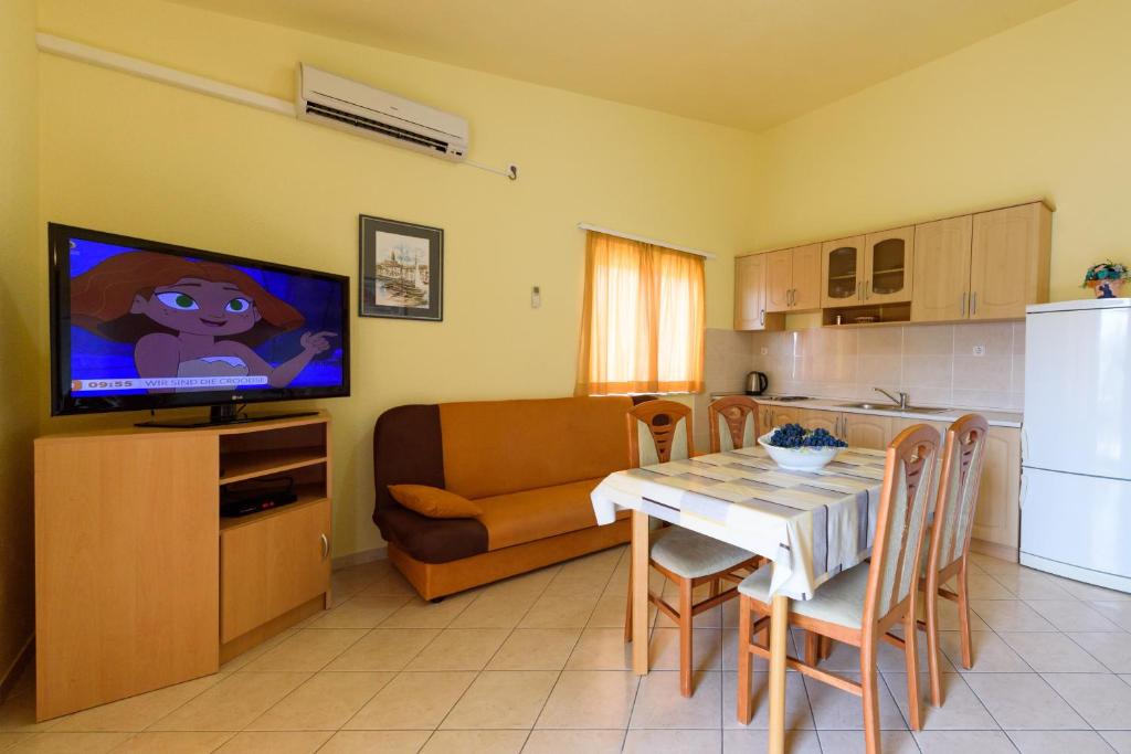 Fotografia z galérie ubytovania Apartments by the sea Seget Vranjica, Trogir - 18229 v Seget Vranjici
