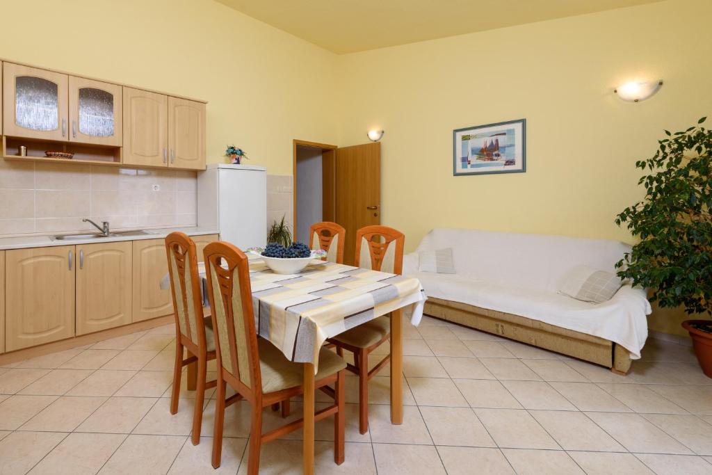 Fotografia z galérie ubytovania Apartments by the sea Seget Vranjica, Trogir - 18229 v Seget Vranjici