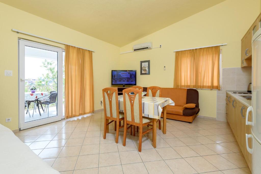 Fotografia z galérie ubytovania Apartments by the sea Seget Vranjica, Trogir - 18229 v Seget Vranjici