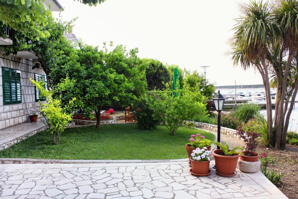 Vonkajšia záhrada v ubytovaní Apartments by the sea Barbat, Rab - 18462
