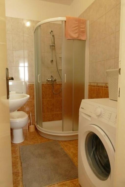Kúpeľňa v ubytovaní Apartments by the sea Barbat, Rab - 18462