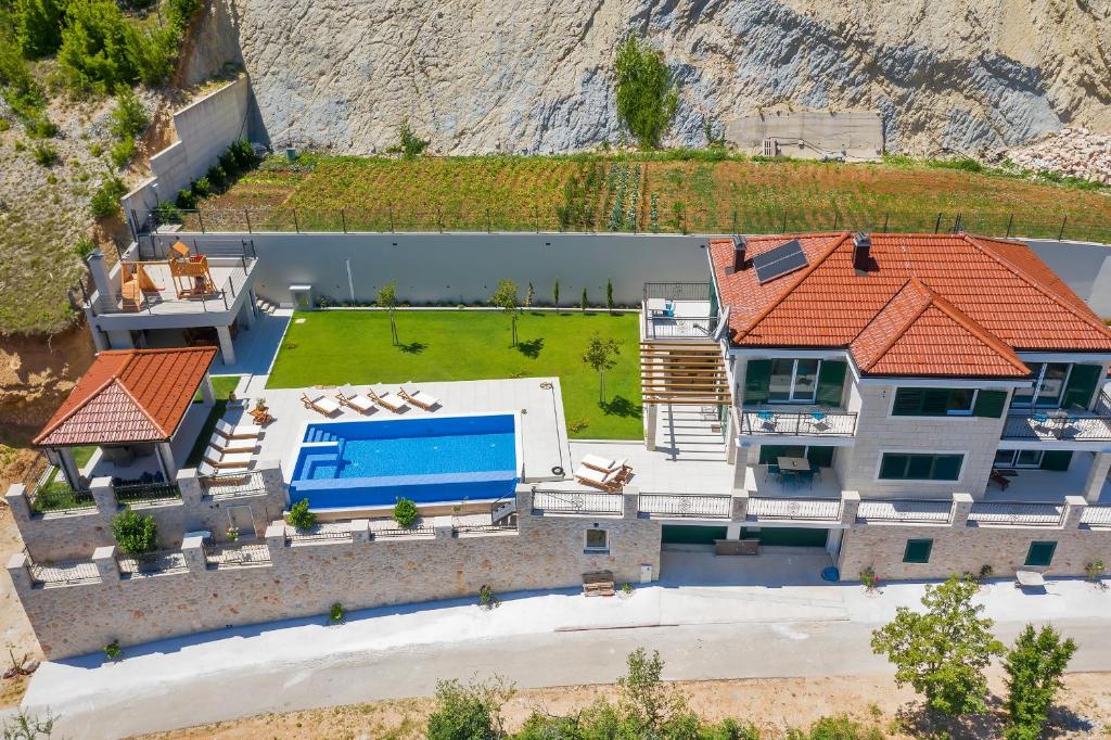 Bazén v ubytovaní Luxury villa with a swimming pool Studenci, Zagora - 18483 alebo v jeho blízkosti