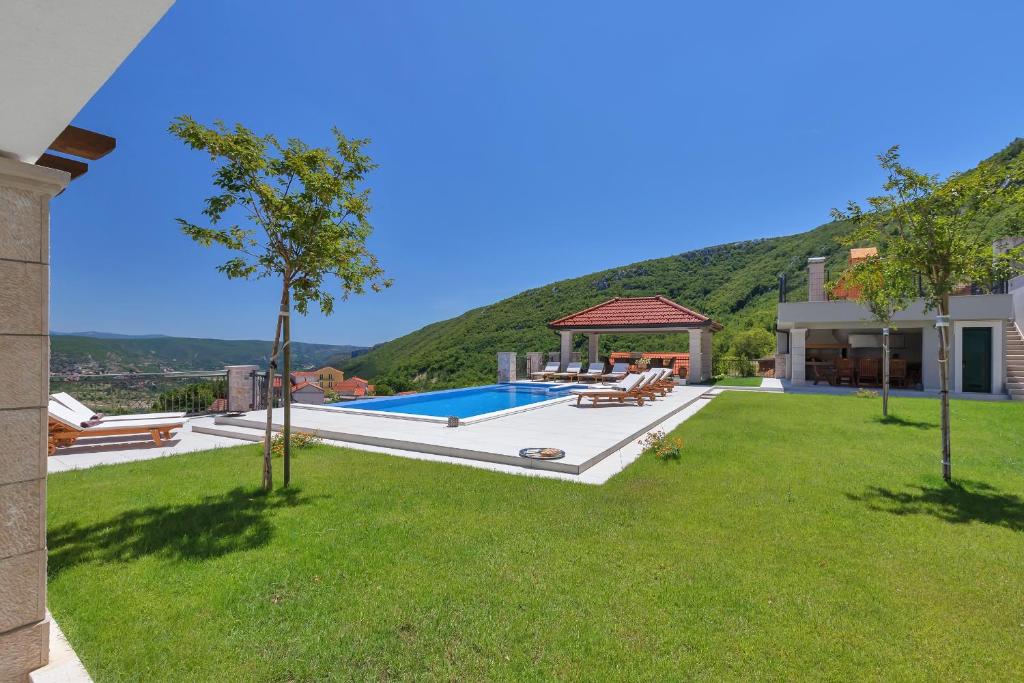 Bazén v ubytovaní Luxury villa with a swimming pool Studenci, Zagora - 18483 alebo v jeho blízkosti