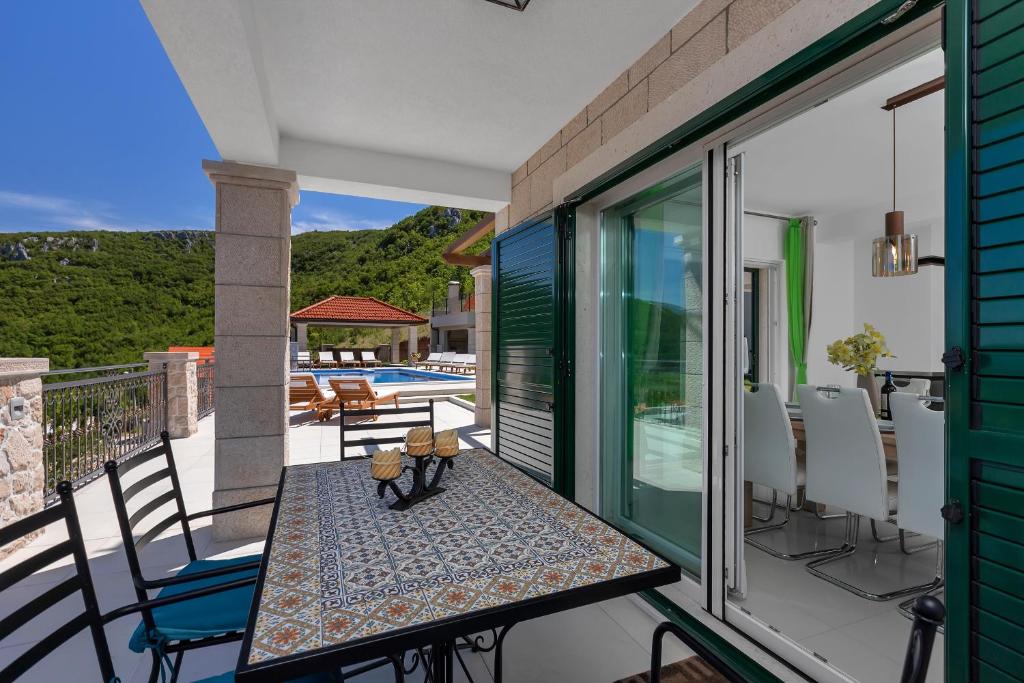 Balkón alebo terasa v ubytovaní Luxury villa with a swimming pool Studenci, Zagora - 18483