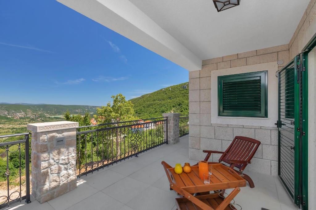 Balkón alebo terasa v ubytovaní Luxury villa with a swimming pool Studenci, Zagora - 18483