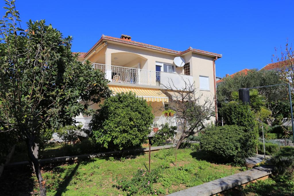 Vonkajšia záhrada v ubytovaní Apartments by the sea Seget Vranjica, Trogir - 18487