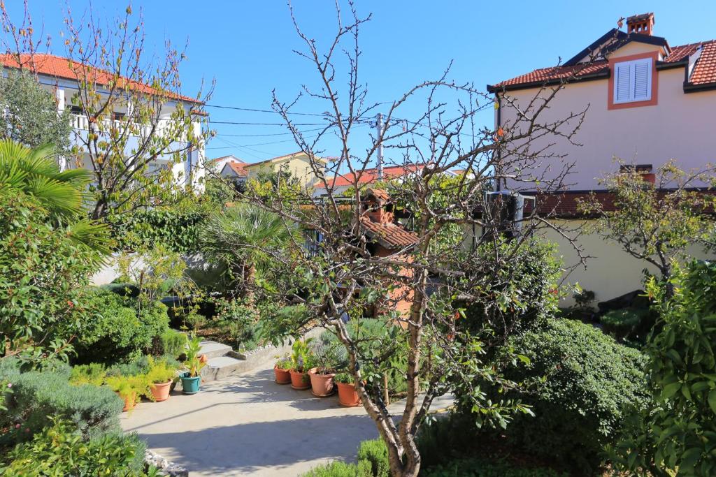Vonkajšia záhrada v ubytovaní Apartments by the sea Seget Vranjica, Trogir - 18487